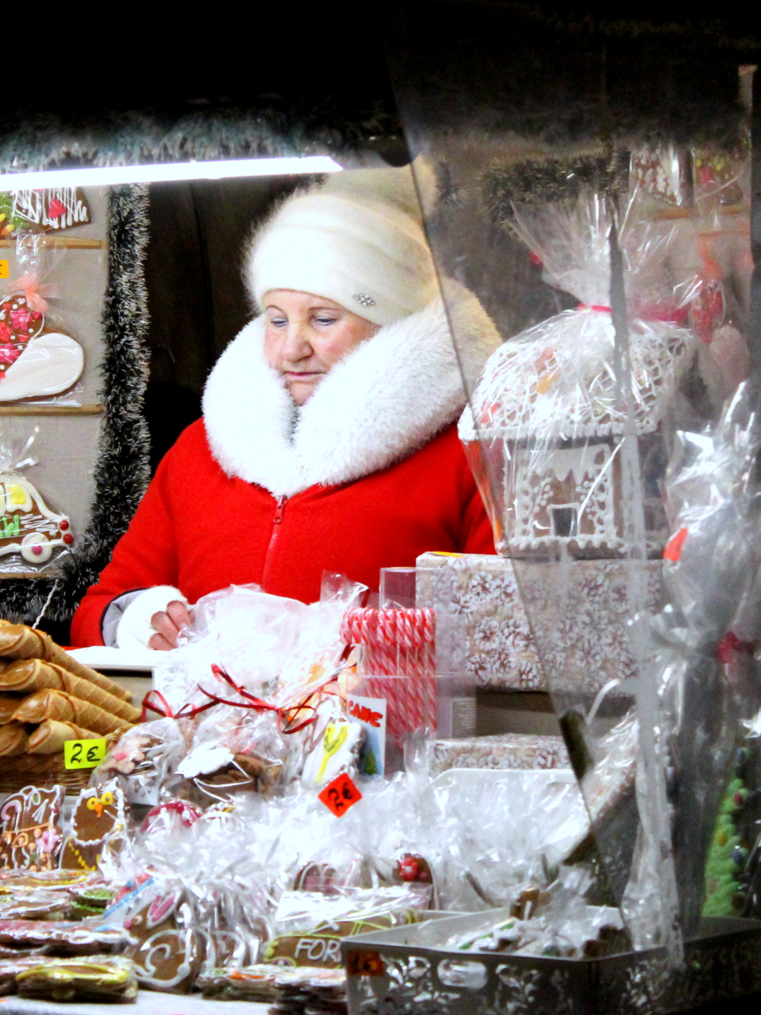 Белый воротник на красном пальто.