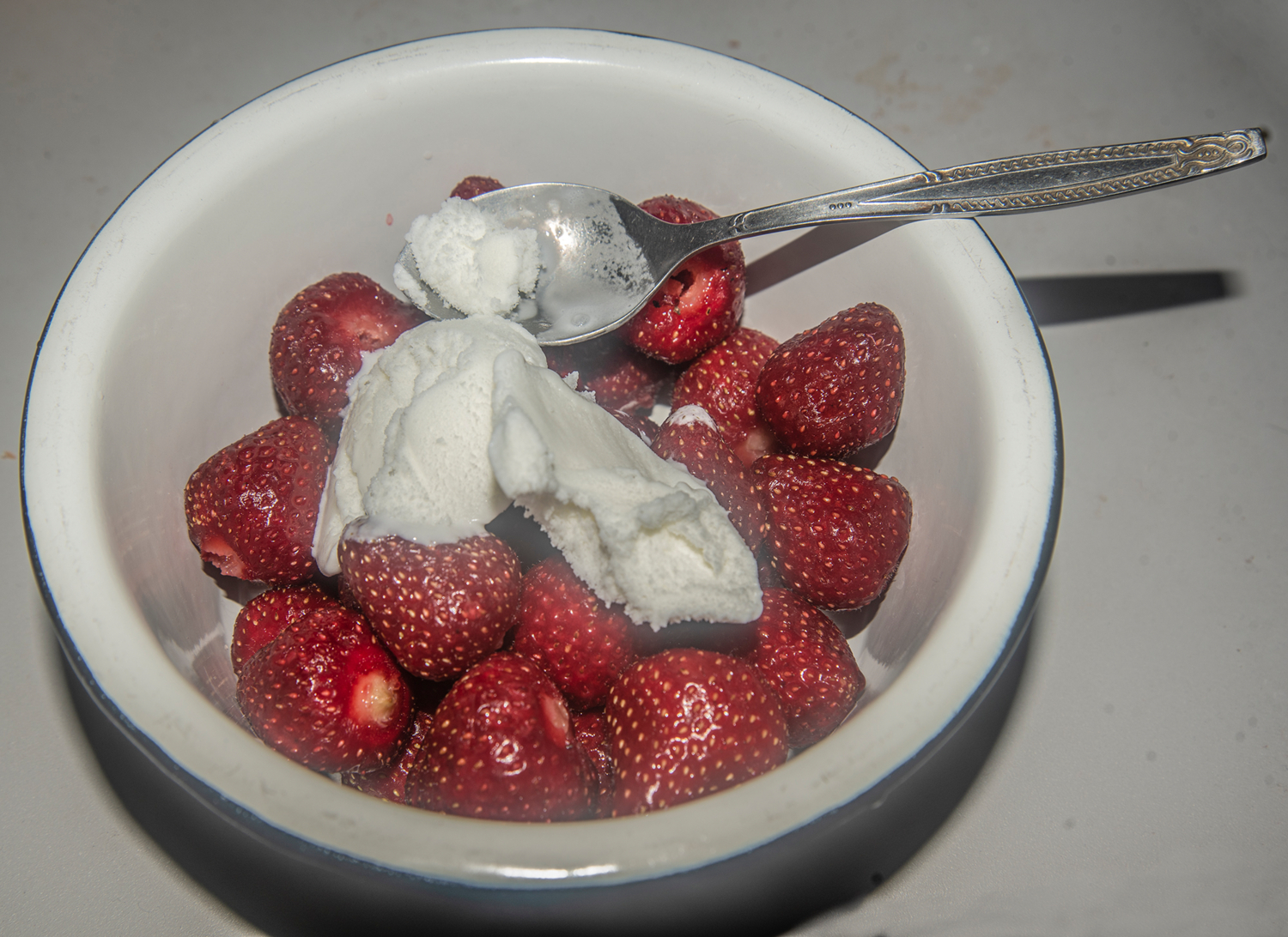 мороженое с клубникой