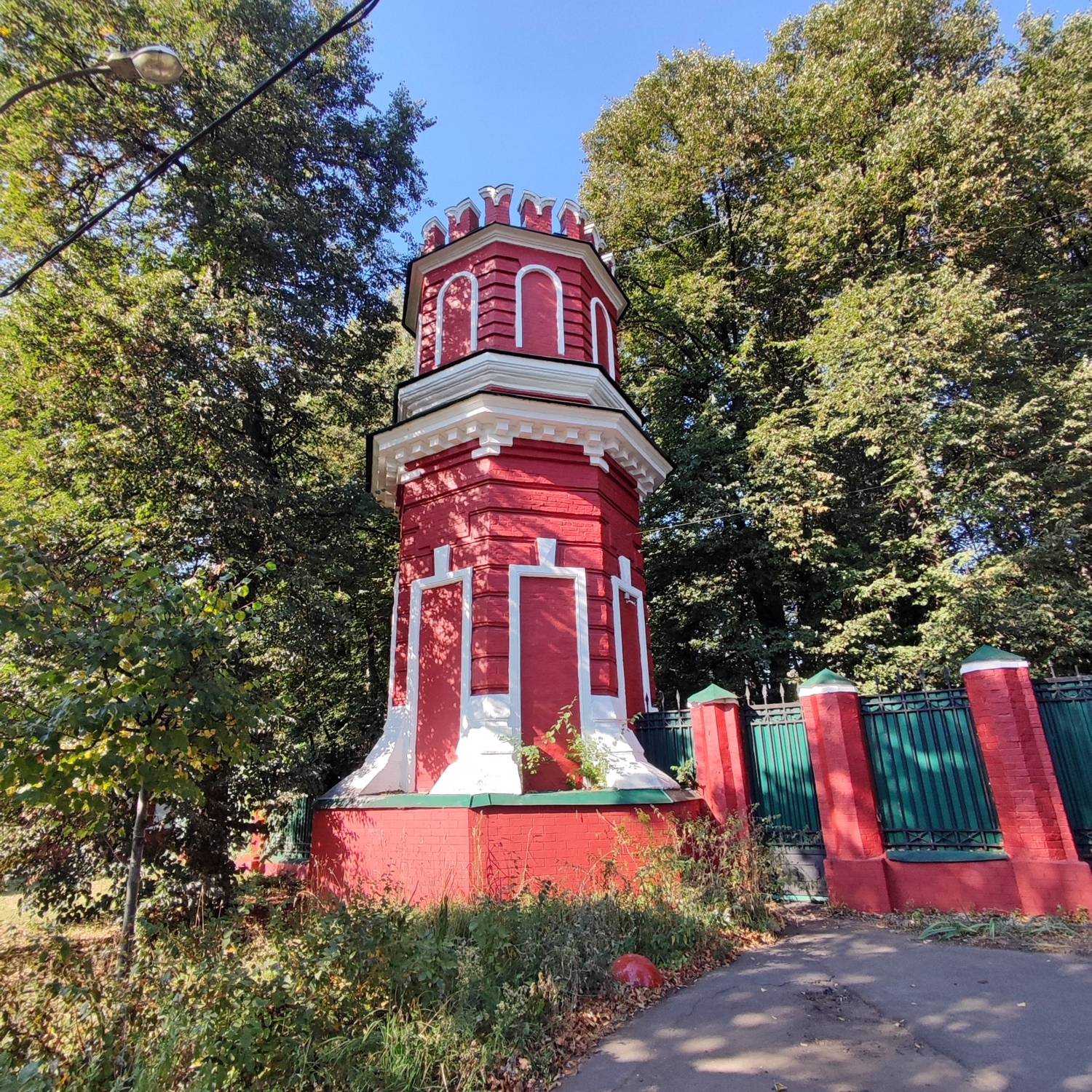 Башня главного въезда в усадьбе Михалково