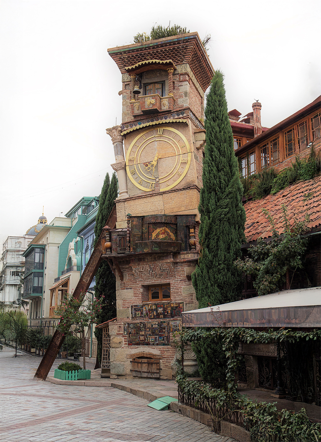 Часовая башня и театр марионеток в Тбилиси