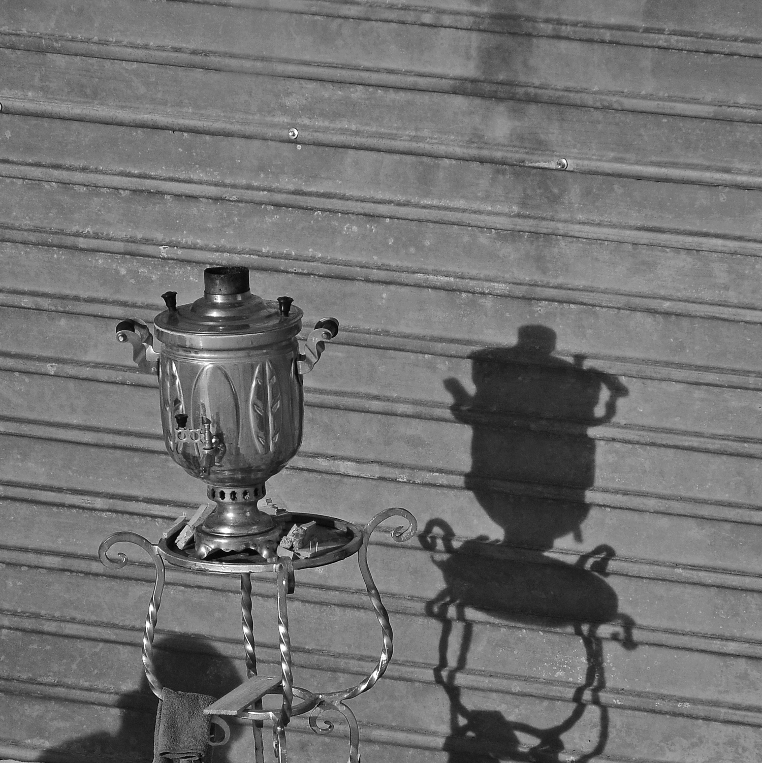 Тень поехала.