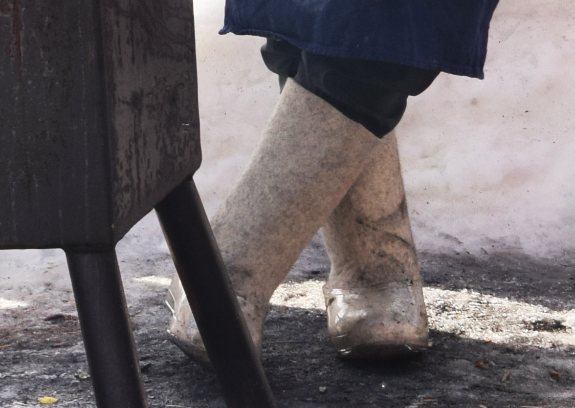 Купила мама Лёше блестящие галоши