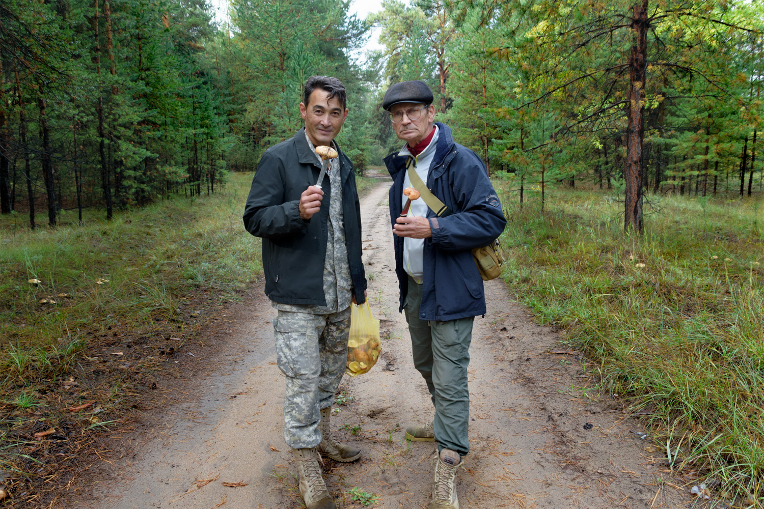 Вышли на охоту грибники...