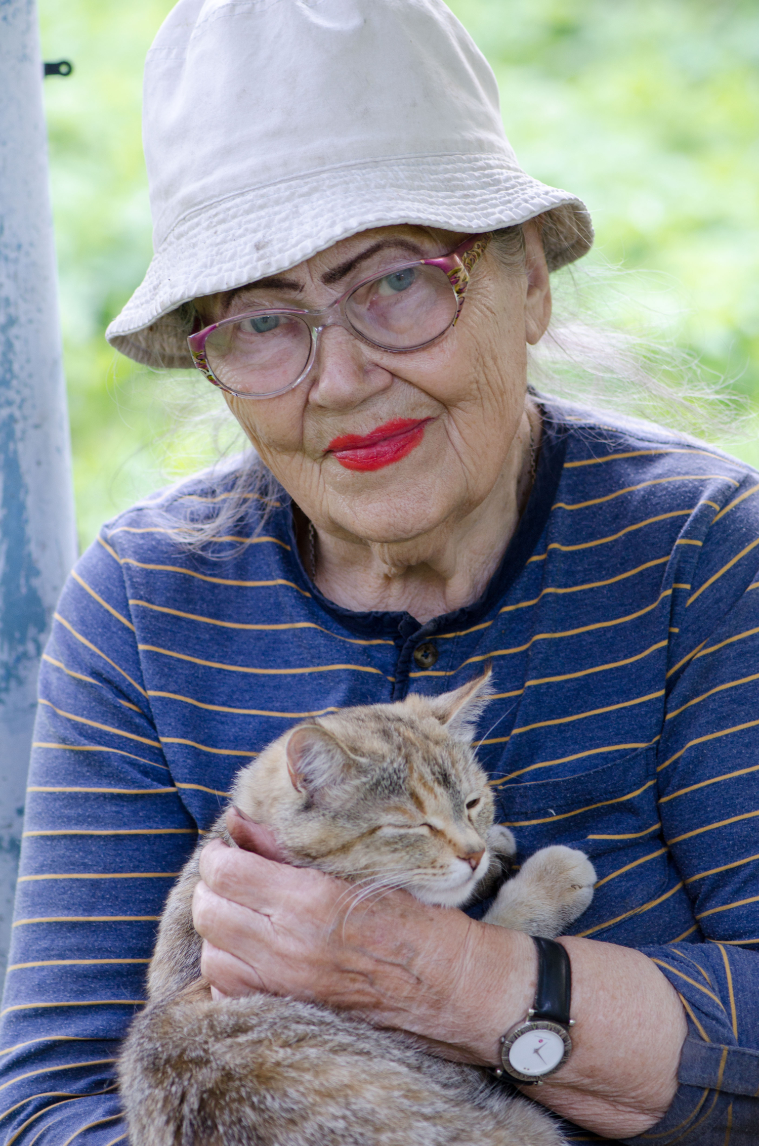 С кошкой и в панамке