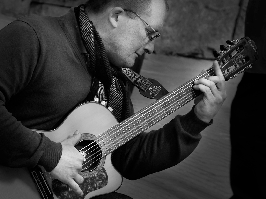 перебирая струны...