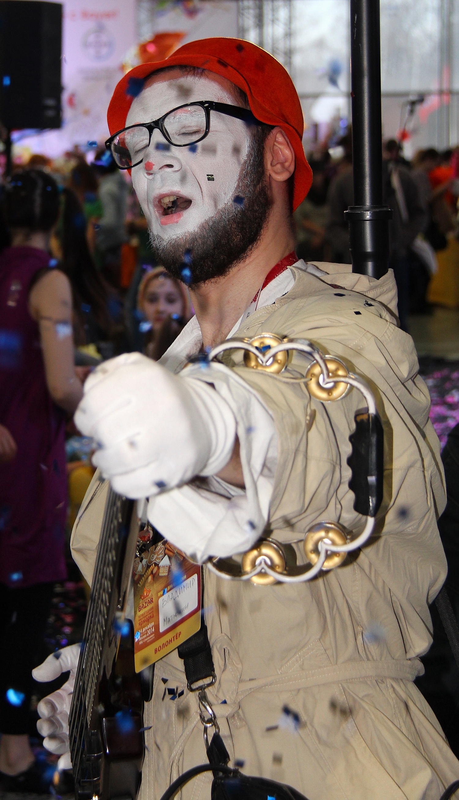 Конфетти и их тени.