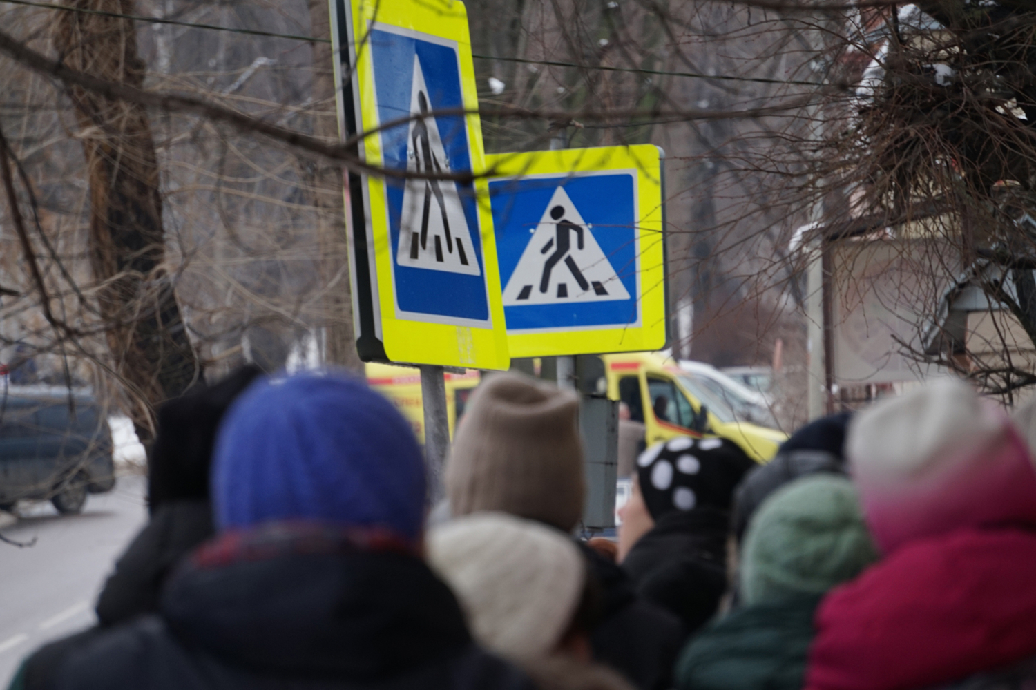 Полна улица людей