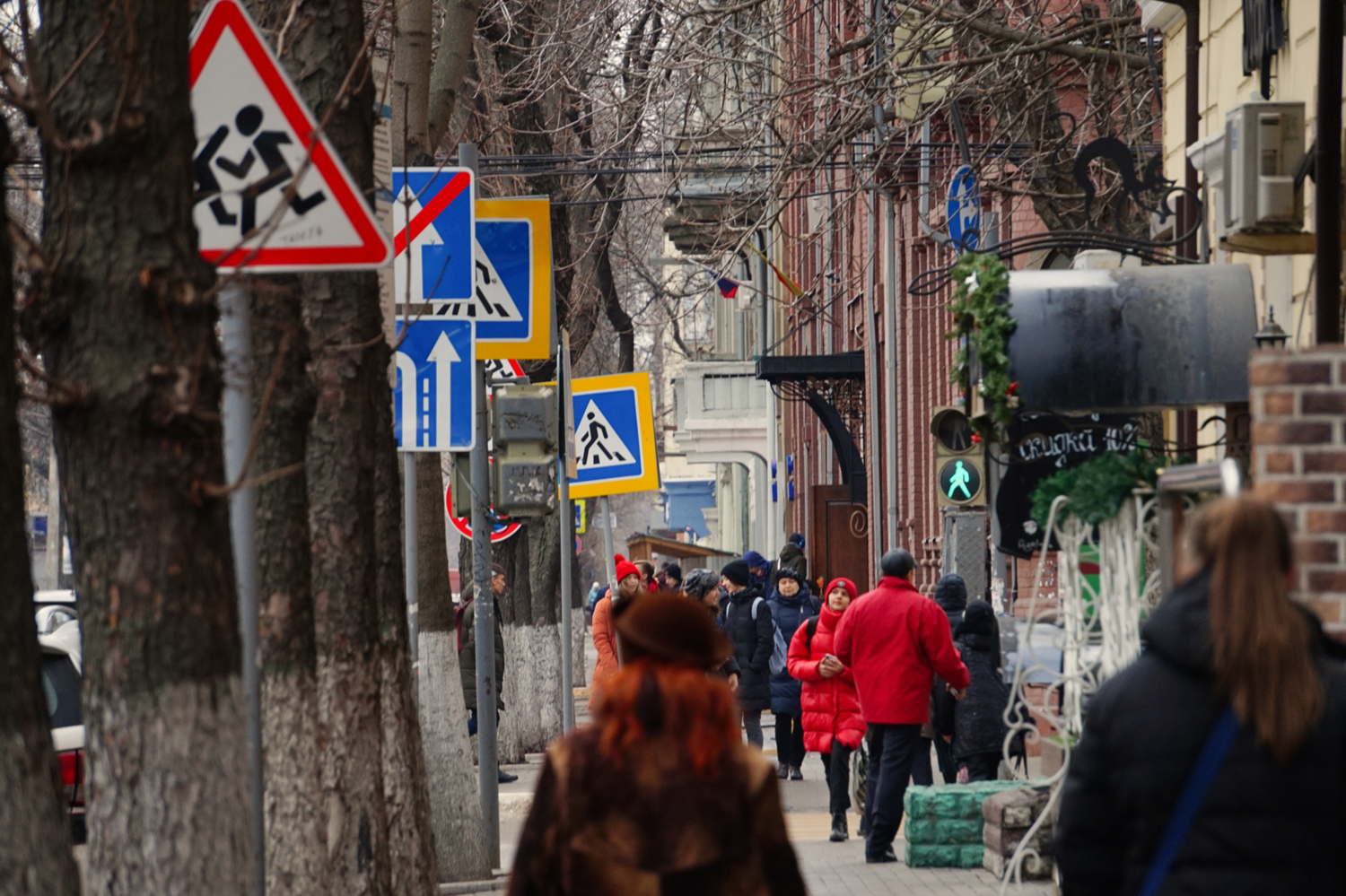 Буквально все заполонили