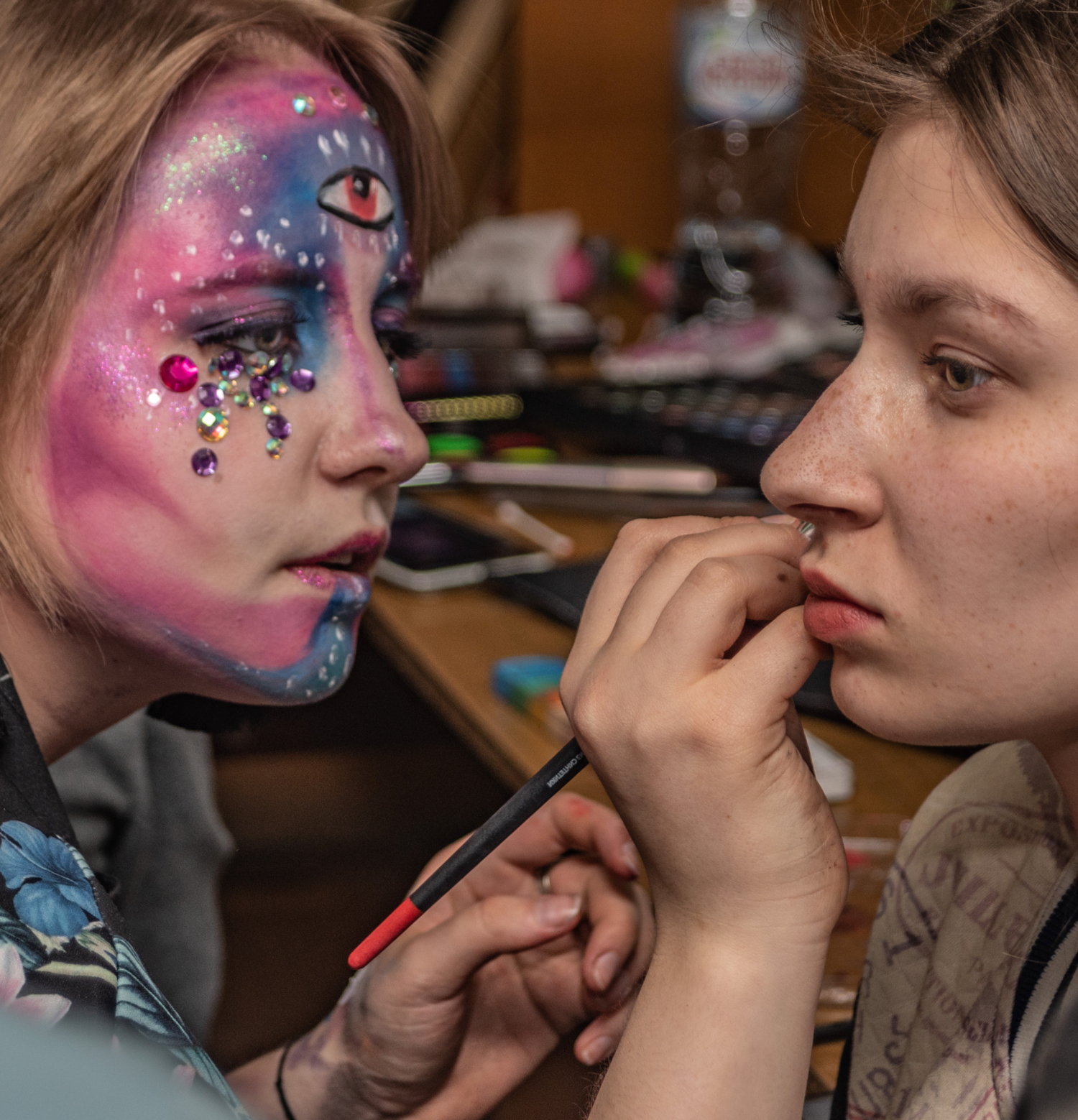 Мы на зависть всем буржуям макияж себе рисуем