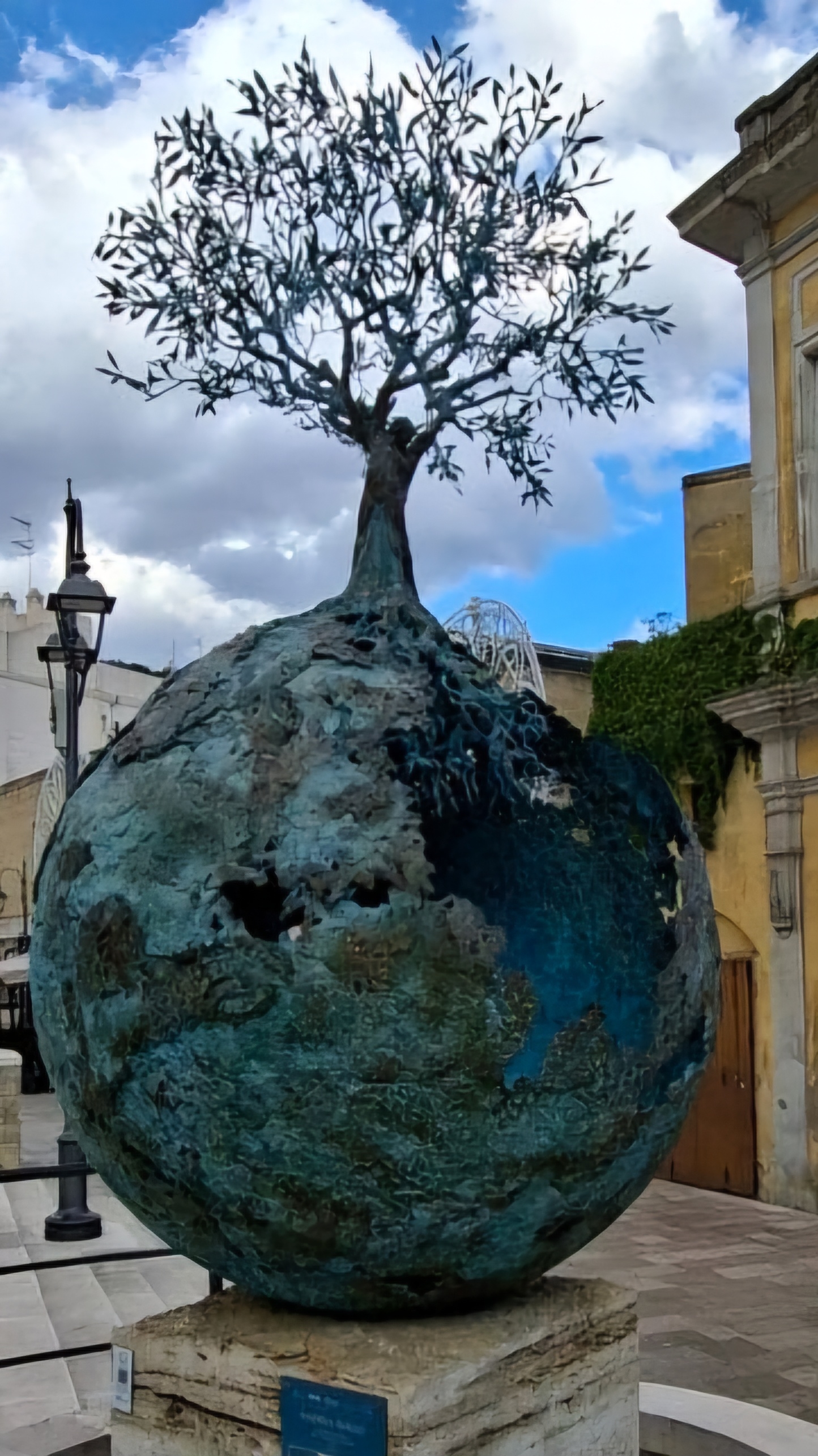 Каменное дерево