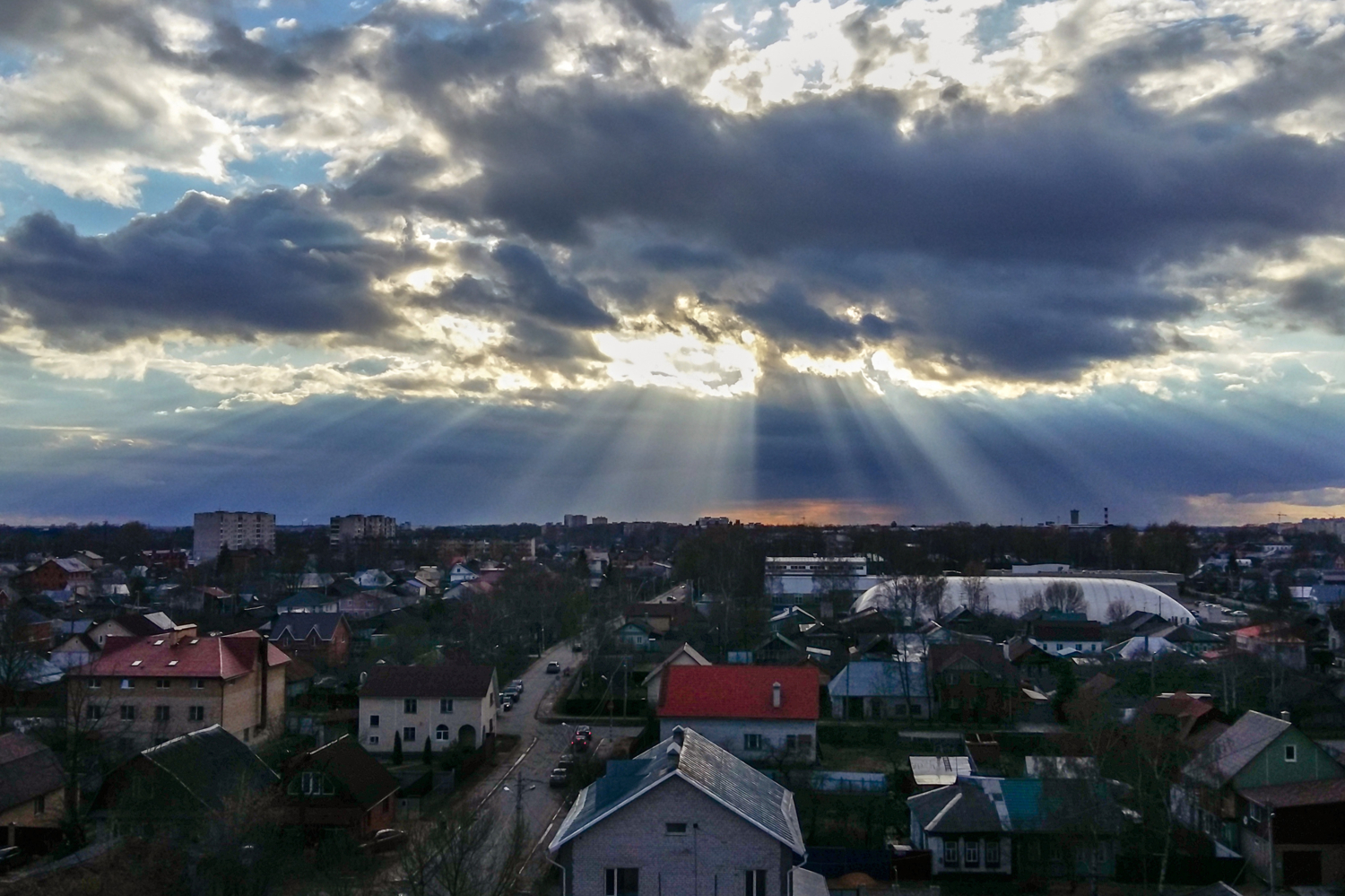 Из-за туч потоки солнца