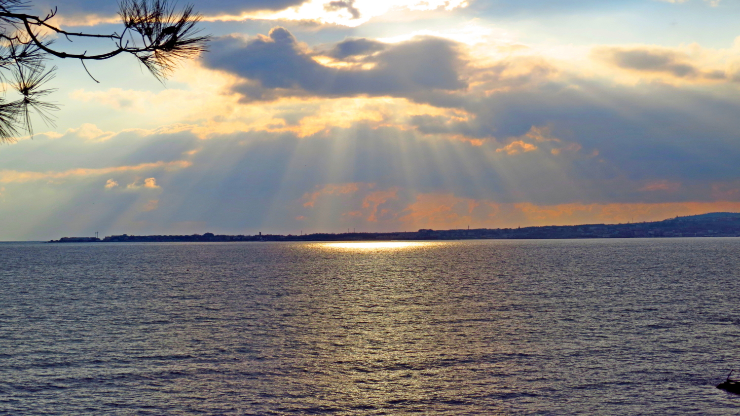 Лучи над морем