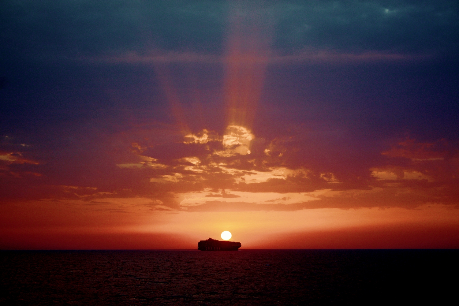 Присело солнце на контейнер .....