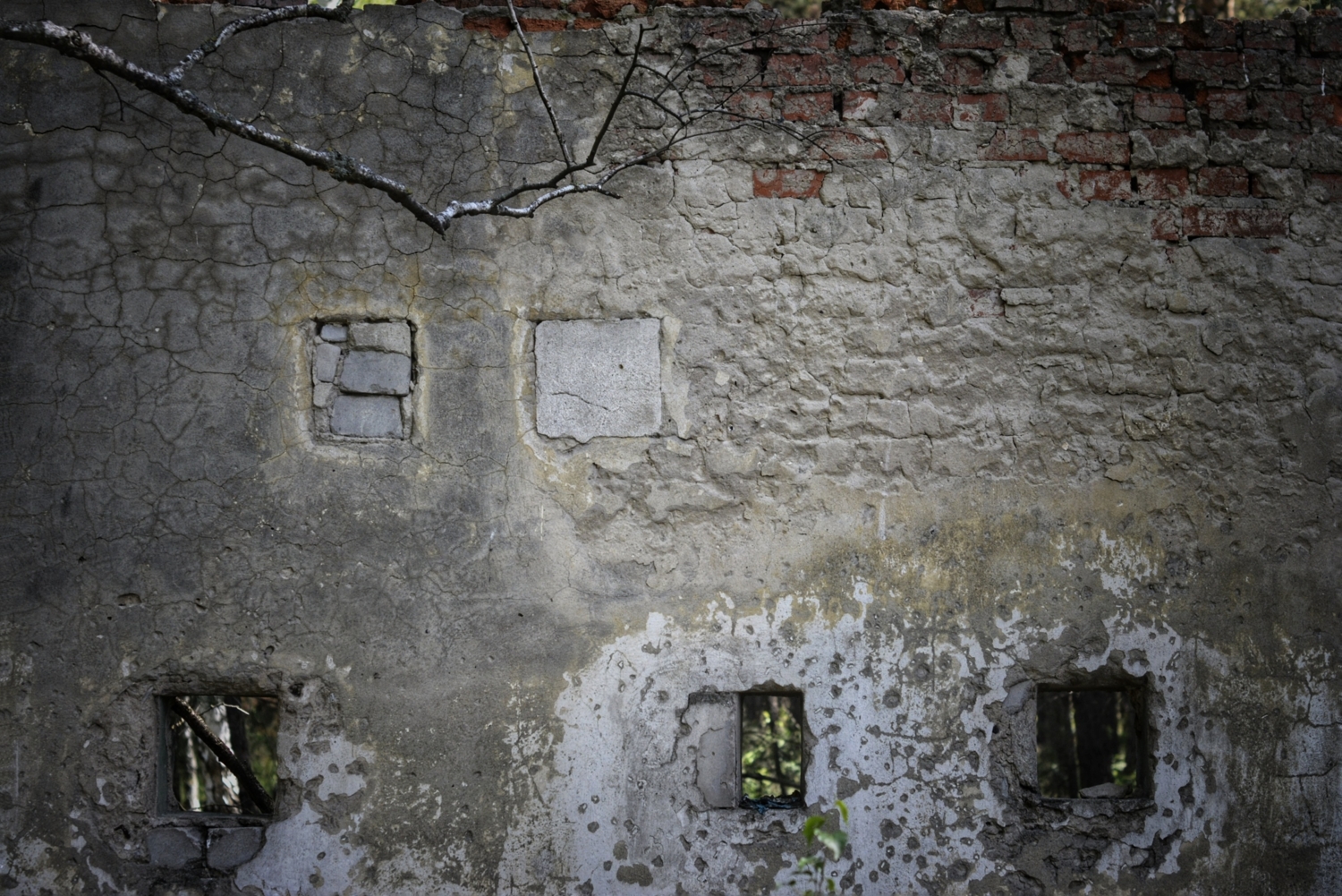 Исчезнет и старая стена, надёжно хранящая тайны