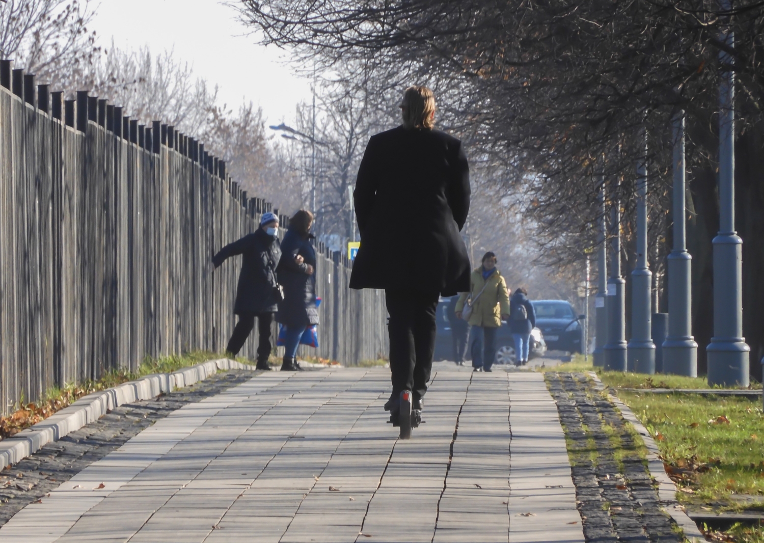 "Есть в саду у нас лазейка ..."