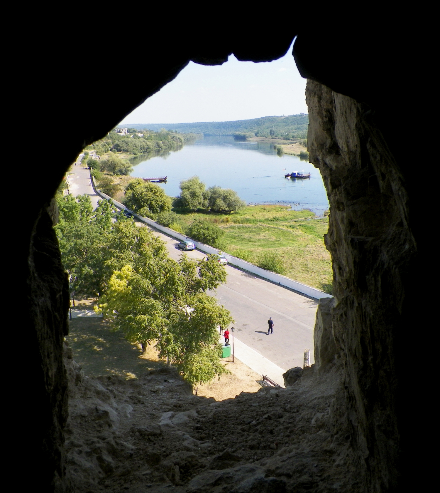 Дырка в стене крепости