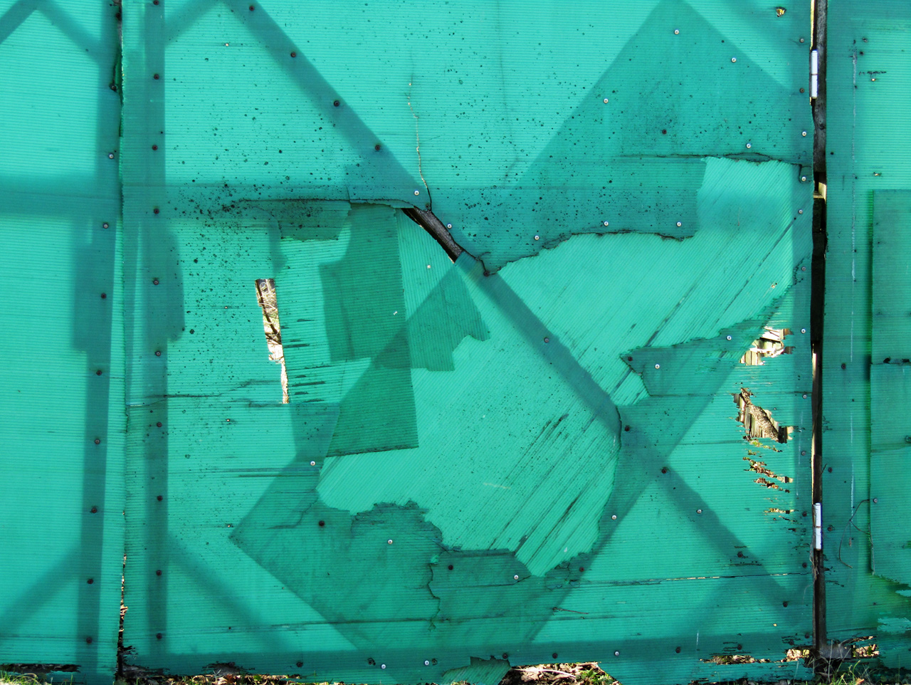 Латали, латали, да недозалатали