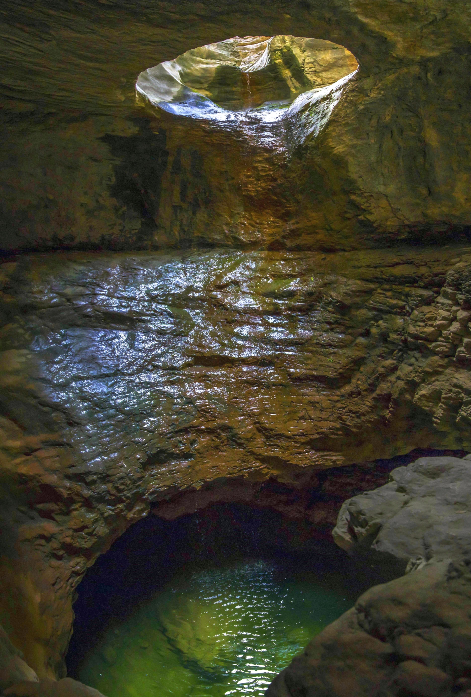 Вода просверлила...