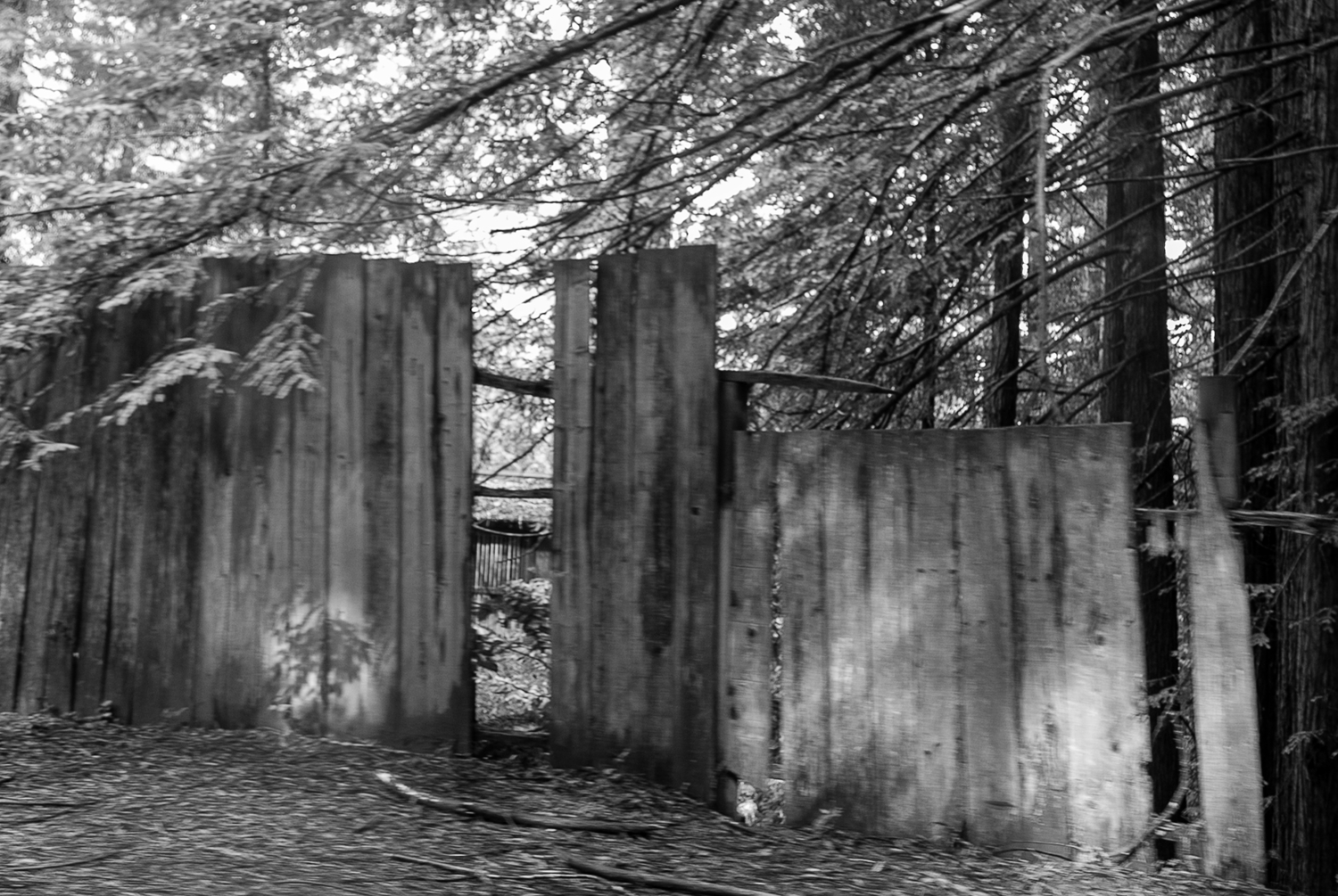 Все просто. Дырка в заборе