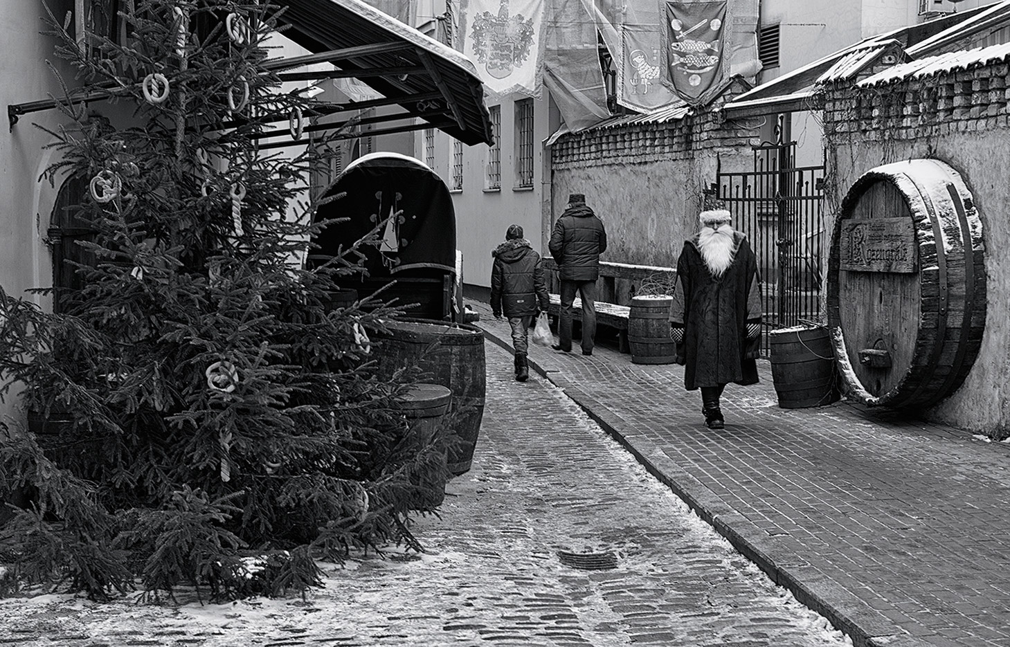 Дедушке зябко и одиноко