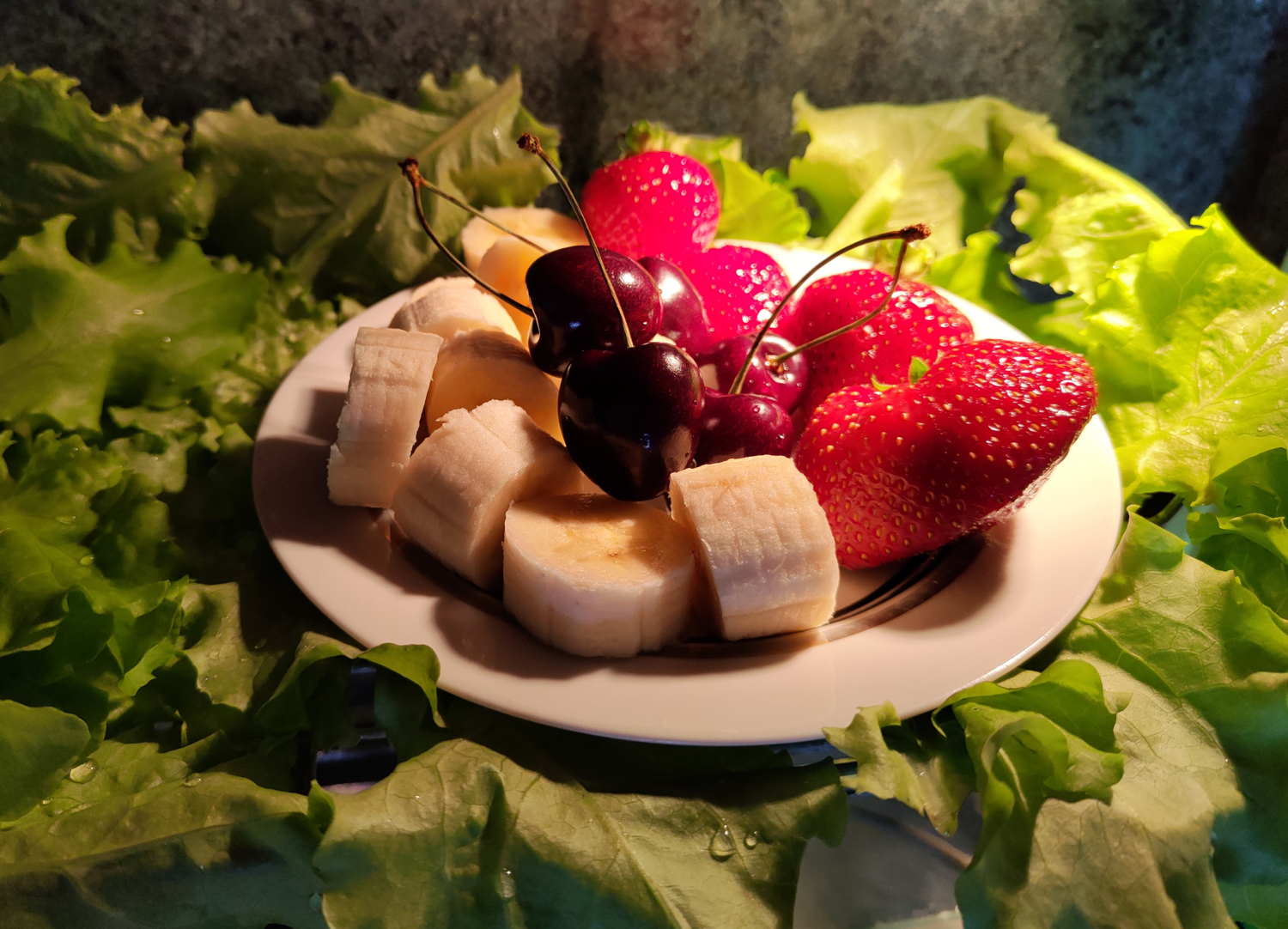 Фруктовый салат в листьях салата