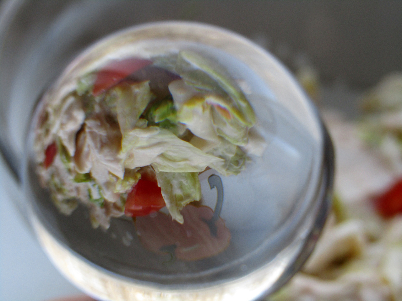 Салат через призму крышки графина