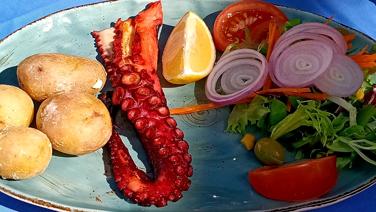 Овощной салат с осьминогом и картошкой.