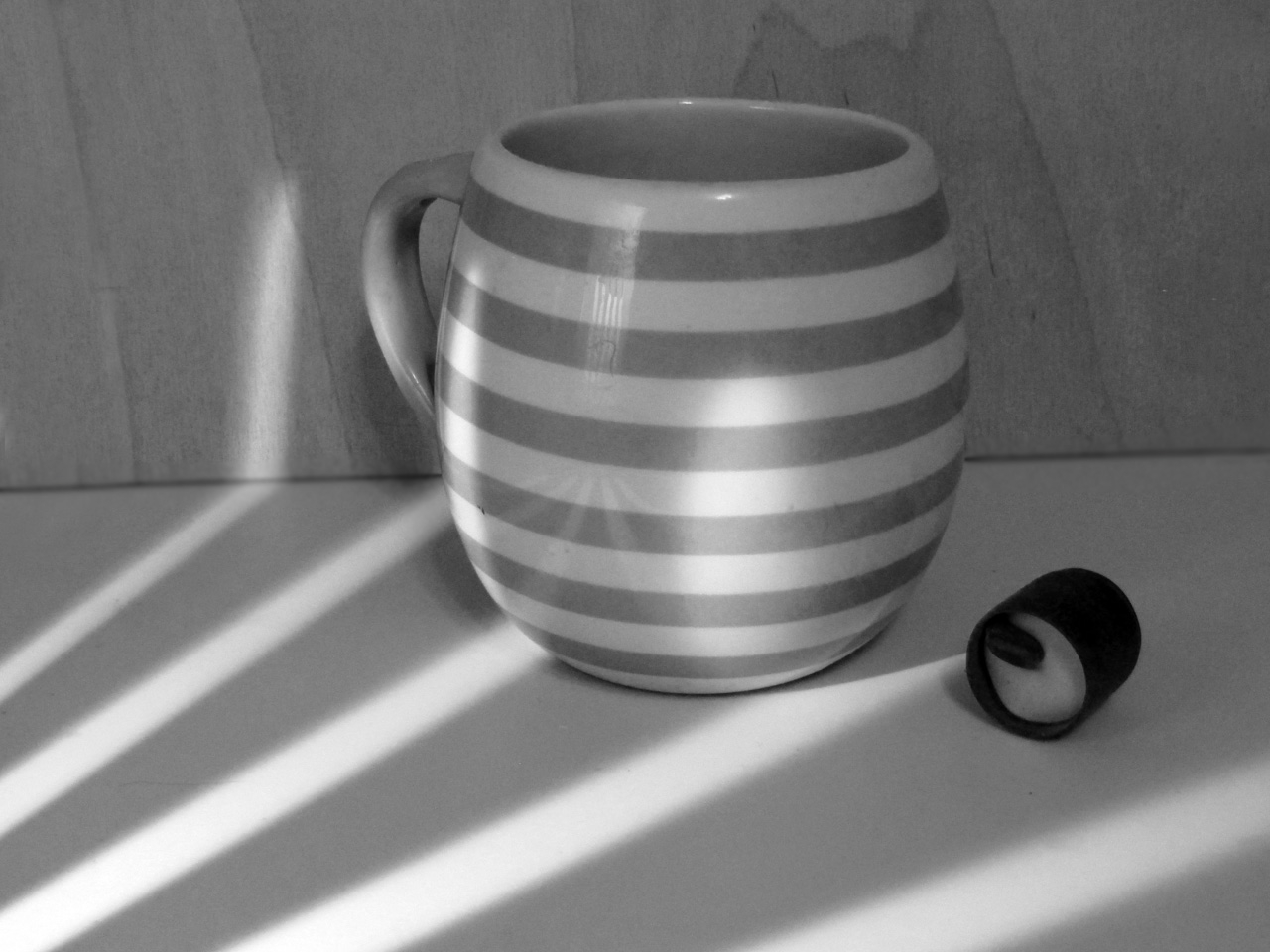 Только, чашка чая на столе...