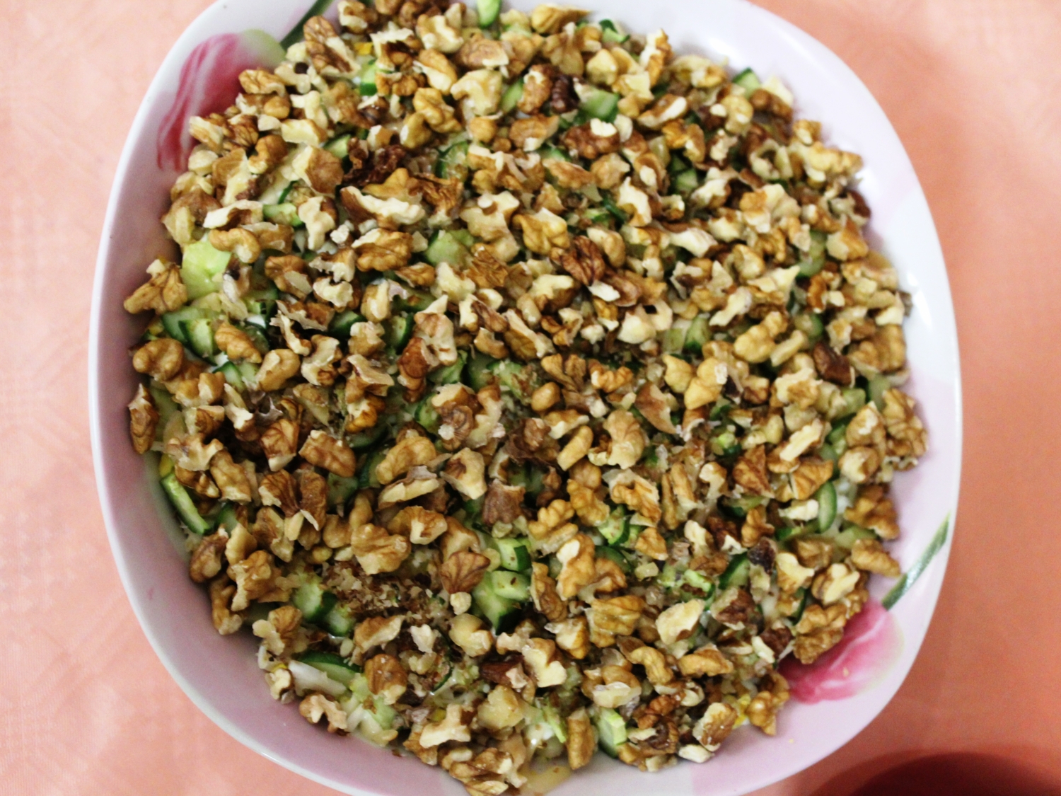 Салат из курицы с грецкими орехами.