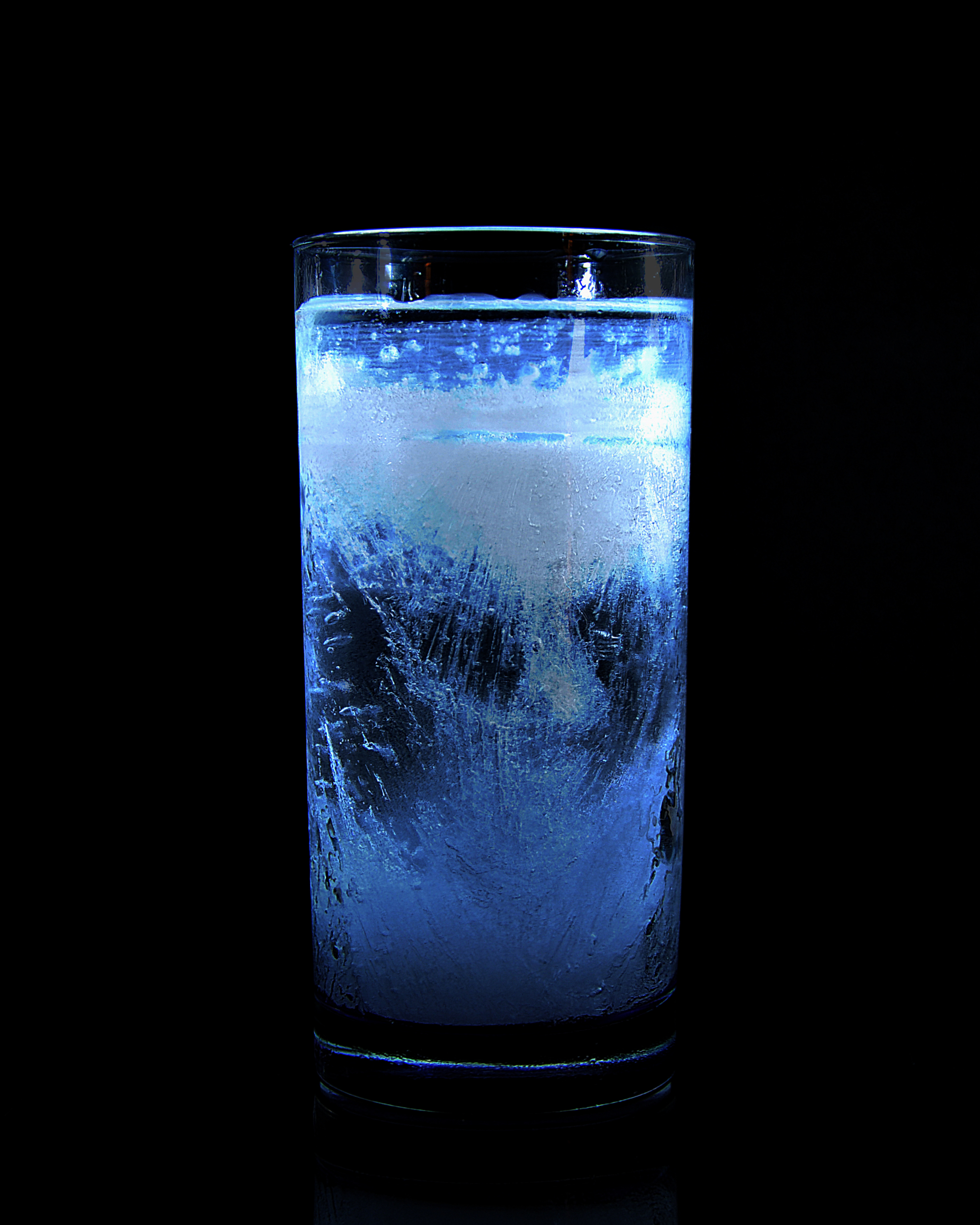 Метаморфоза воды. Вымораживание воды. Замороженная вода в стакане. Лед картинки. Метаморфозы воды.