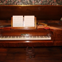 Антикварный рояль, примерно 17-18 век.