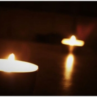 Две свечи сидели на столе..