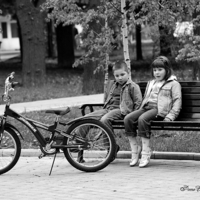 Мальчик, девочка и велосипед
