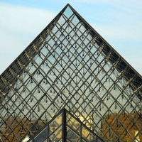Пирамида Лувра.