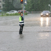 На перекрестке в дождливый день