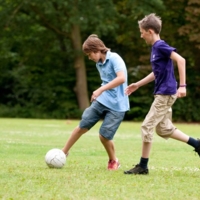 дети играют в футбол))