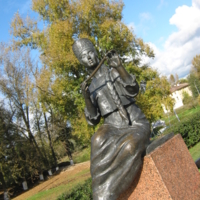 Скульптура русской девушки