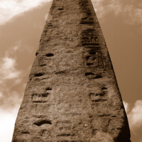 Египетский монумент