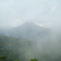 вулкан под покровом тумана