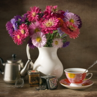 Натюрморт с цветами и чаем