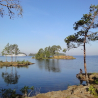 Девушка у озера