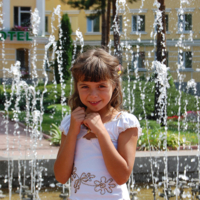 Девочка у фонтана