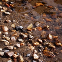 камни на берегу озера