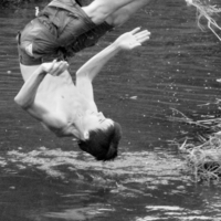 прыгать по воде