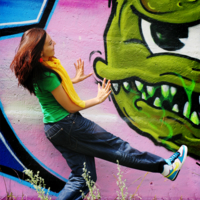 Танец на фоне граффити