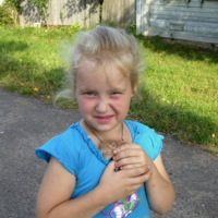 Девочка с рыжим котёнком