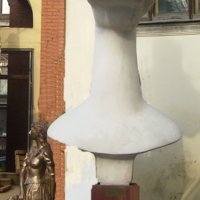 Тяжёлая рука над лёгкой девушкой