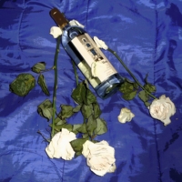Вино и увядшие розы