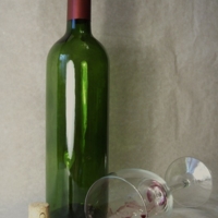 Бутылка вина с фужером 