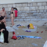 Монах на пляже